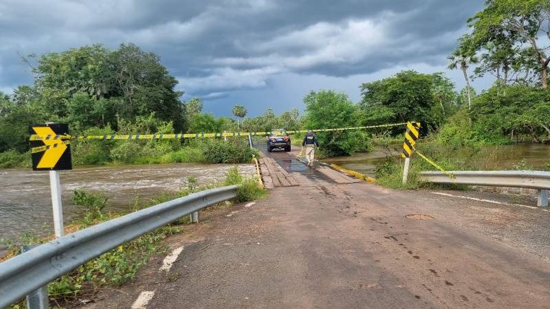 PRF interdita BR 222 na cidade de Piripiri após risco de ponte desabar