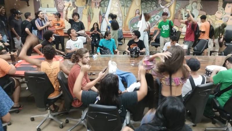 Alunos lutam com seguranças e invadem Reitoria da UFPI; veja vídeo