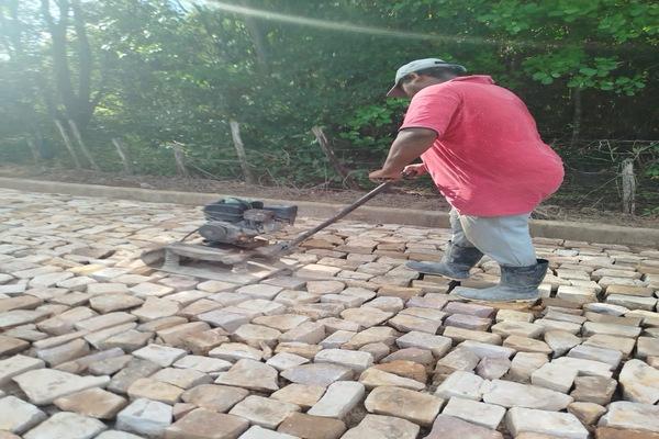 Obra de calçamento avança na localidade Jacaré da Vermelha, zona rural de Esperantina