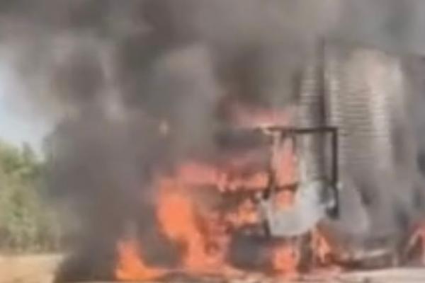 Caminhão de frutas pega fogo na BR-343 e fica destruído em Campo Maior