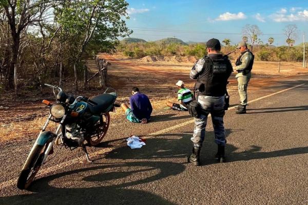 Dupla é presa com 95 pedras de crack e arma durante ação da PM na PI-112