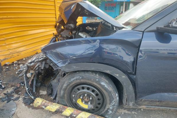 Carro atravessa canteiro e colide contra loja no bairro Piçarra em Teresina