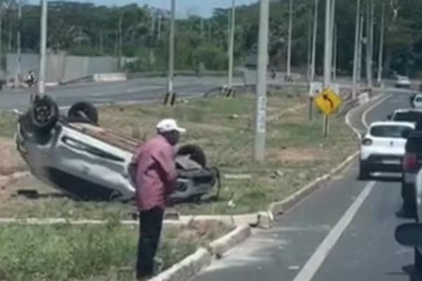 Carro capota e deixa mulher e criança feridas na zona Leste de Teresina