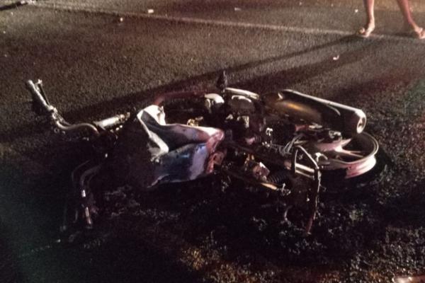 Motociclista morre carbonizado após colisão com caminhão em José de Freitas