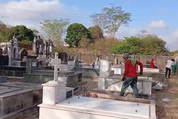 Prefeitura de José de Freitas faz limpeza nos cemitérios para o Dia de Finados