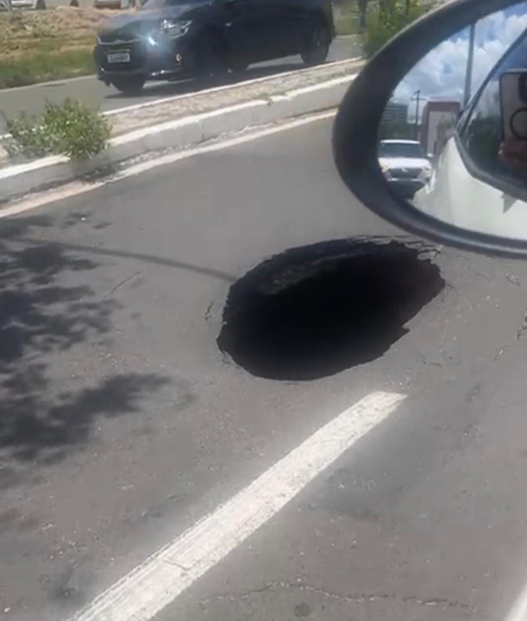 Cratera gigante assusta motoristas na avenida Jóquei Clube após chuvas