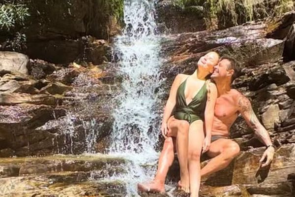 Dado Dolabella troca carinhos com nova namorada em cachoeira e dispara: “Reset dentro da natureza”