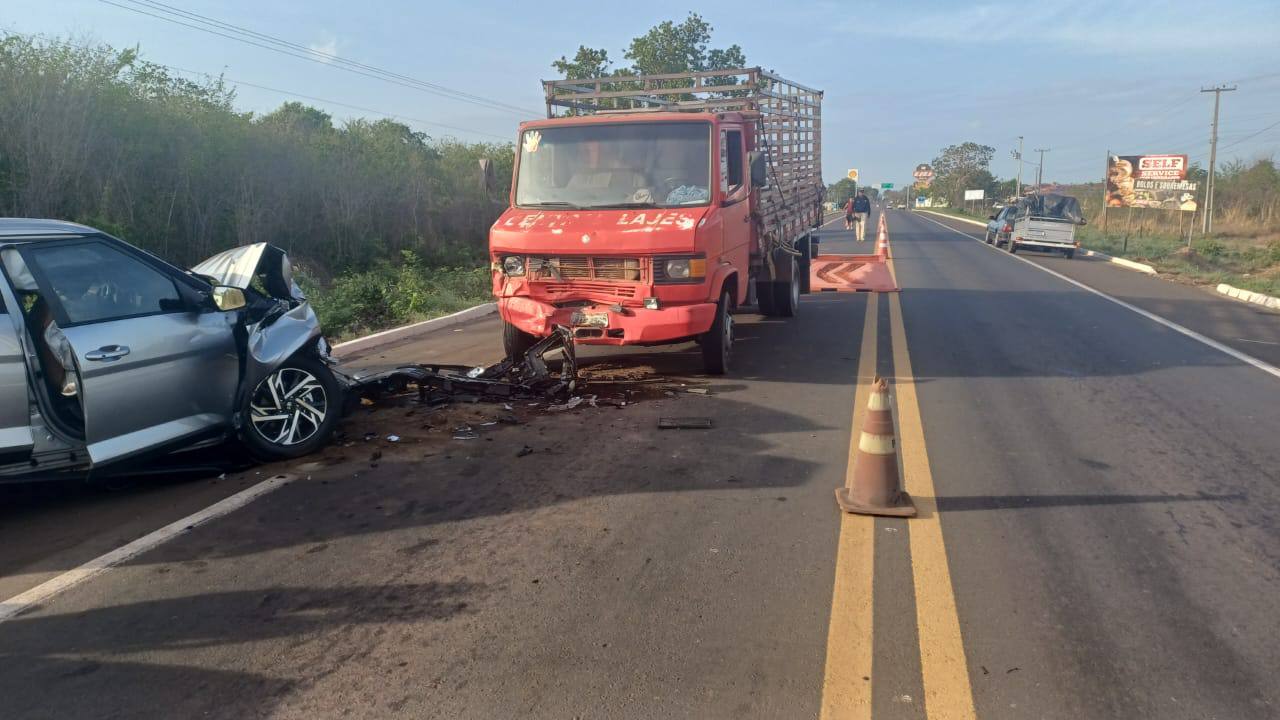 Carro colide com caminhão e deixa três pessoas feridas no Norte do Piauí