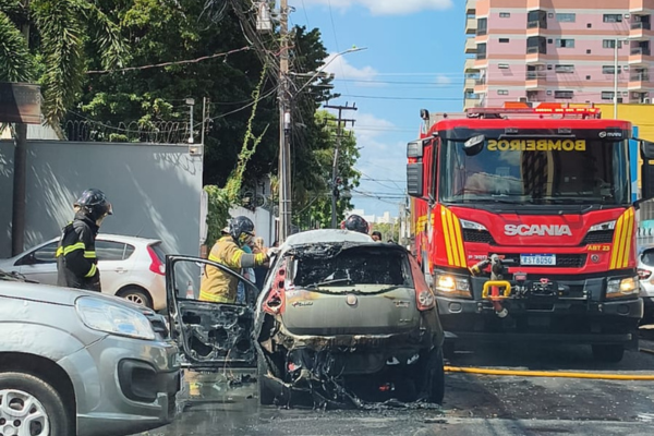 Carro pega fogo no Centro horas após outro incêndio em ponte de Teresina