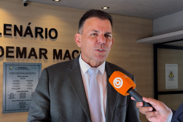 Deputado Carlos Augusto diz que ainda aguarda diálogo antes de definir apoio ao Senado
