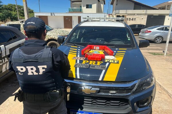 Dois homens são presos pela PRF com maconha escondida em caro na cidade de Picos