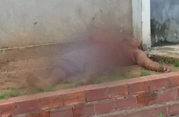 Homem é assassinado e corpo é localizado com vísceras expostas no bairro Santa Bárbara