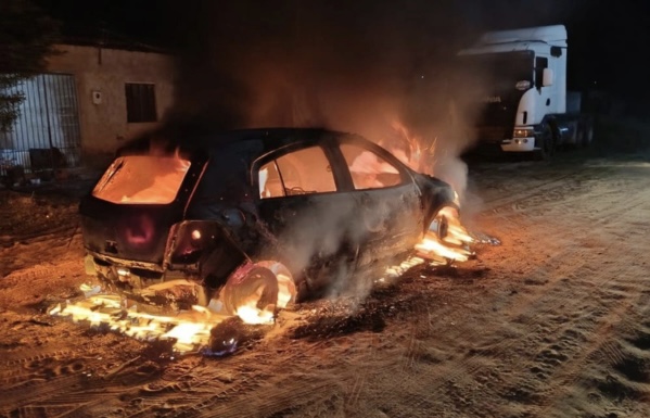 Suspeito de violência doméstica ateia fogo em carro e acaba preso em Curimatá