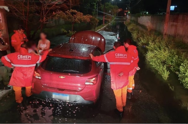 Temporal alaga vias e bombeiros resgatam duas mulheres em Teresina