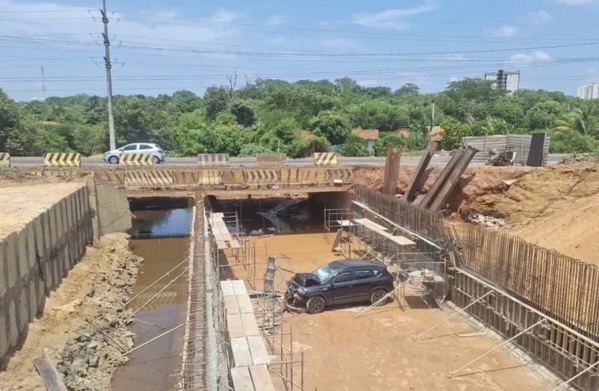 Motorista invade obra na BR-226 e carro cai em bueiro em Teresina