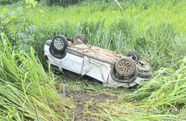 Carro da secretaria de Saúde de Amarante capota na BR-343 e deixa sete feridos