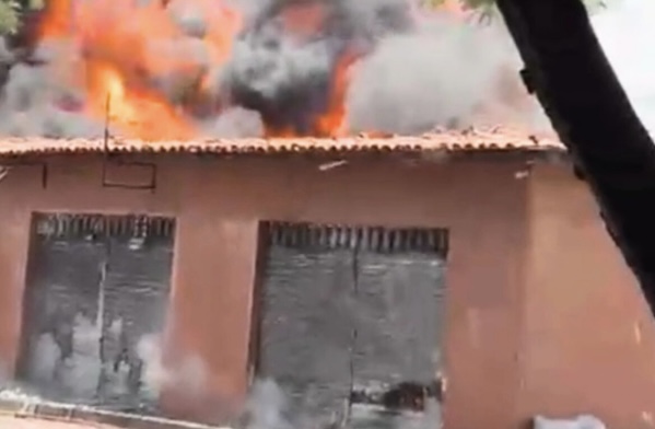 Depósito pega fogo no bairro Saci  e três casas são evacuadas