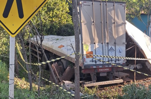 Caminhão carregado de veneno tomba em balneário e motorista morre em Bertolínia