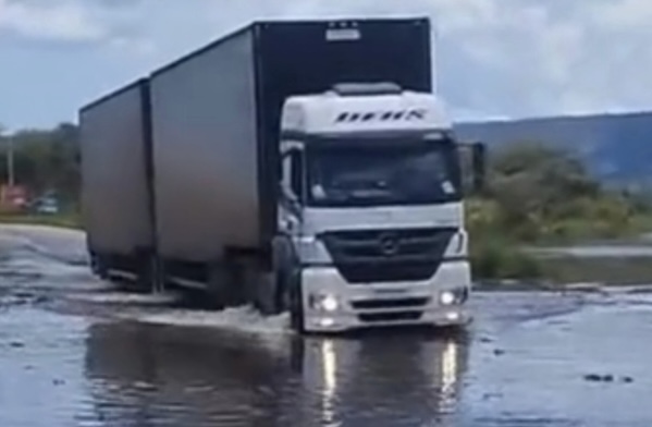 Rio Gurguéia sobe e invade trecho da BR-135 em Cristino Castro após fortes chuvas