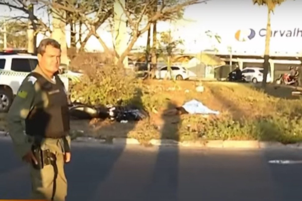 Motociclista morre após cair em rotatória da avenida Zequinha Freire