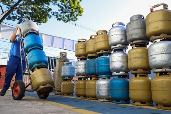 Consumidores do Piauí enfrentarão alta no gás de cozinha com reajuste de R$ 10