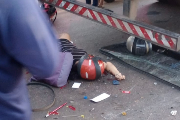 Mulher morre e homem fica ferido após batida entre moto e carretas na Ponte Nova
