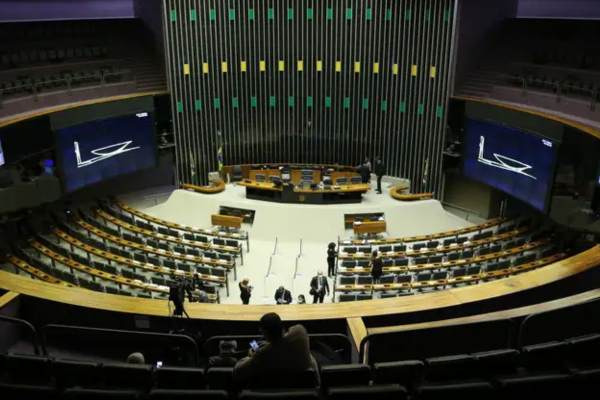 Com 370 votos, Câmara aprova projeto que amplia punições e regras contra facções