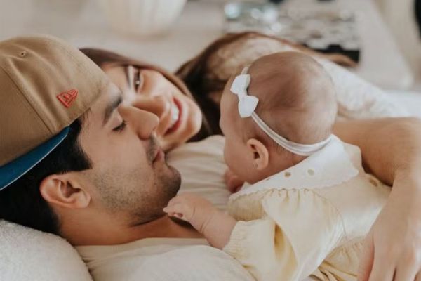 Filha de Luan Santana encanta ao brincar no piano e mostra talento musical desde cedo