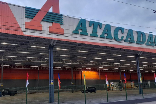 Assaltante com uniforme falso entra em área restrita e rouba malote no Atacadão