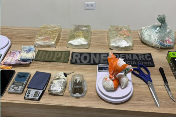 Denarc prende duas pessoas em  dois pontos de distribuição de drogas em Teresina