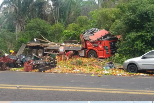 Caminhão com carga de legumes tomba na BR-316 e mercadoria é saqueada no Piauí