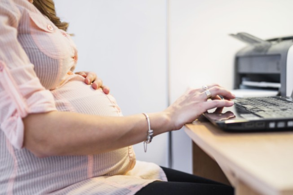 Projeto prevê estabilidade e renda para gestantes em contratos flexíveis