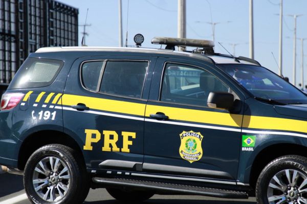 Colisão frontal entre carro e ônibus deixa dois mortos na BR-343, no Piauí