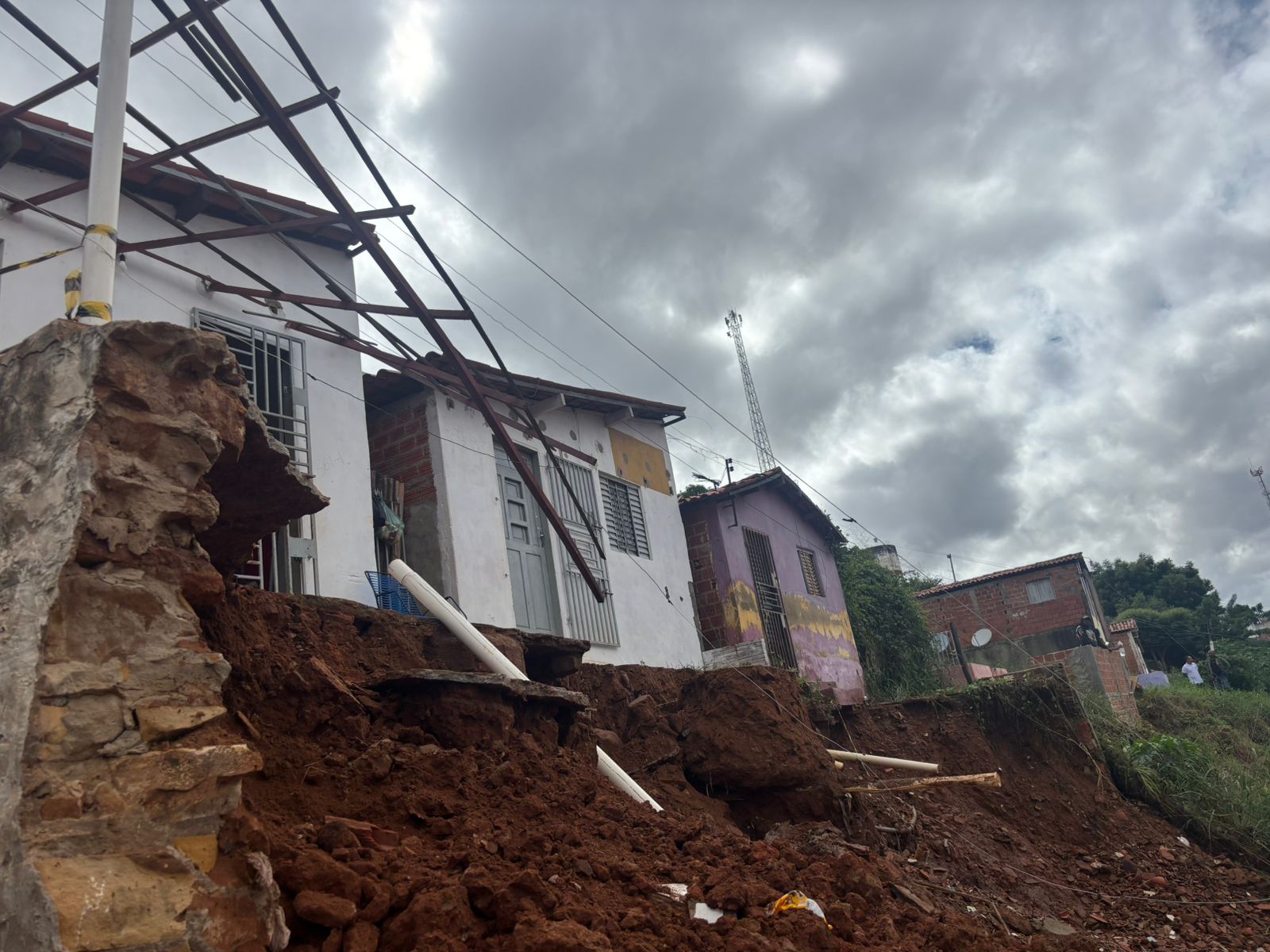 Deslizamento em Picos deixa famílias desabrigadas após vazamento de água