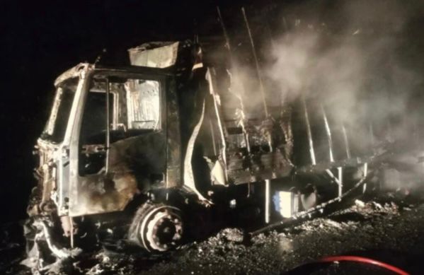 Caminhão é destruído por incêndio na BR-343 entre Amarante e Floriano