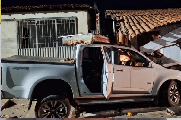 Caminhonete destrói paredes de duas casas durante acidente na madrugada em Bom Jesus