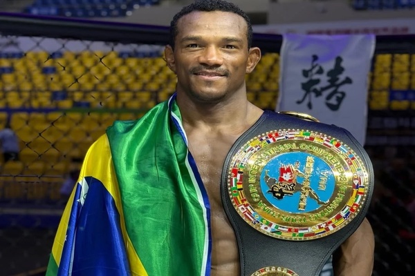 Piauiense Fabrício Bakai conquista cinturão no Longzhan Fight na China