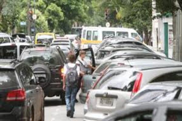 Projeto propõe vagas exclusivas para transporte escolar perto de escolas
