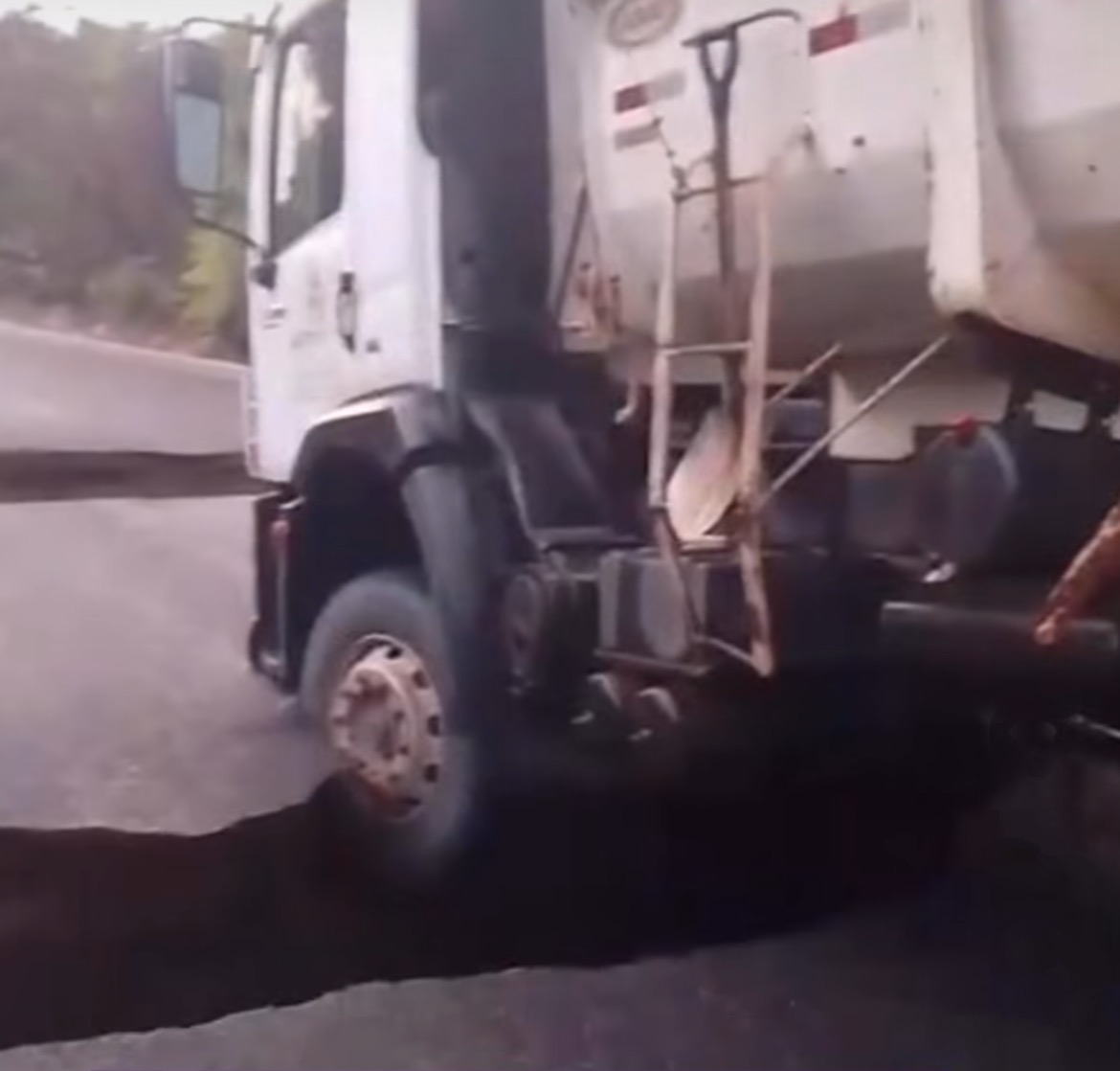 Asfalto cede na PI-215 e caminhão fica preso em trecho da Serra de Santo Antônio