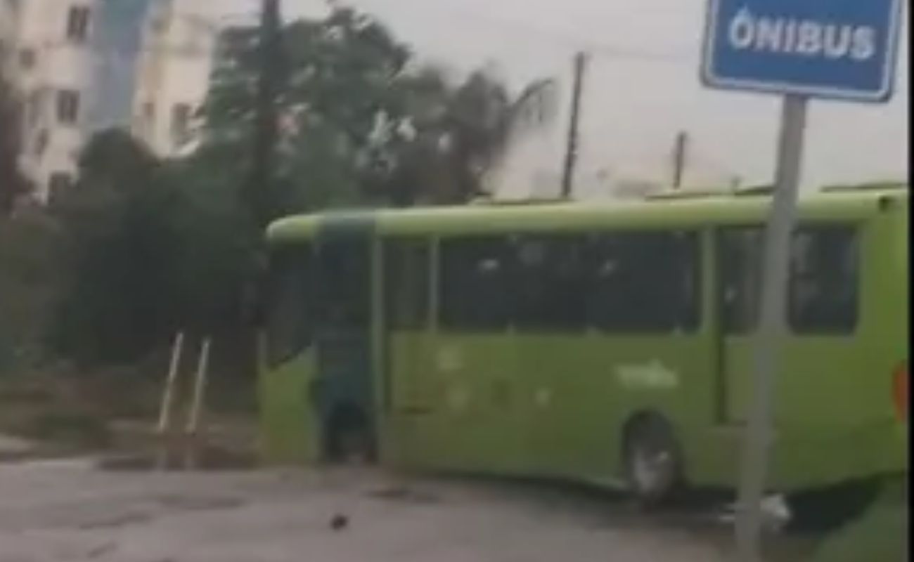 Ônibus fica atolado em buraco na zona Norte de Teresina