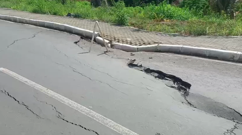 Avenida de acesso ao Vale do Gavião é interditada após asfalto ceder em Teresina