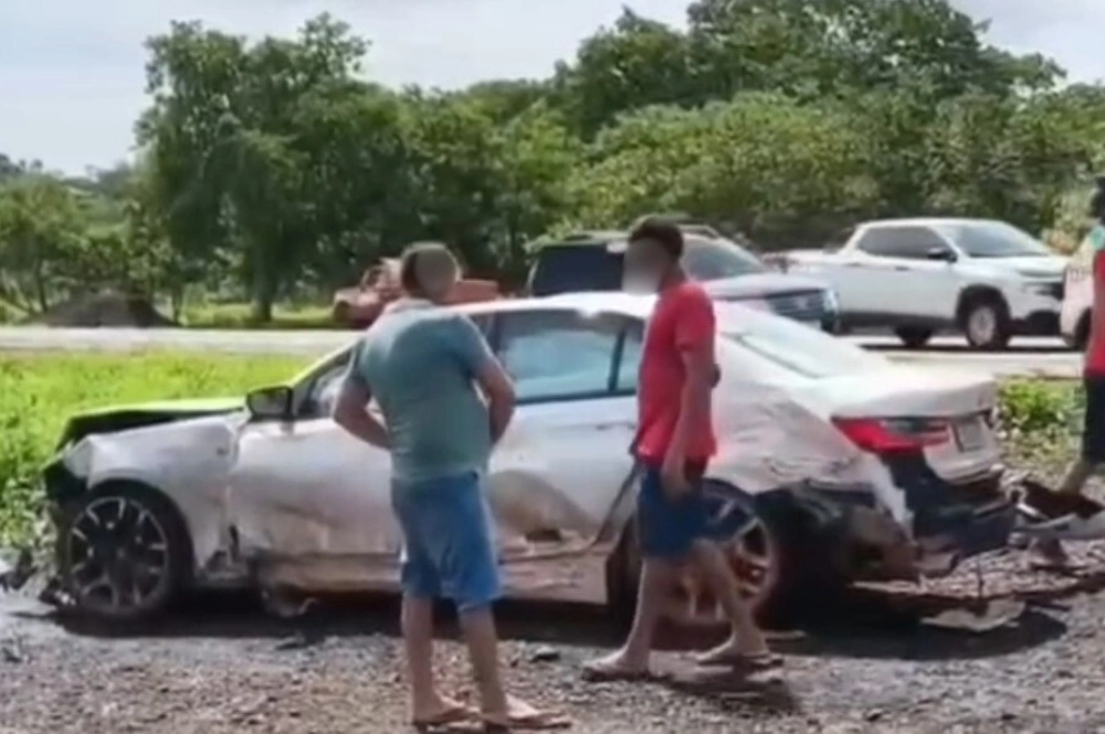 Carro de luxo sai da pista, atinge barraca e mata comerciante no Norte do Piauí