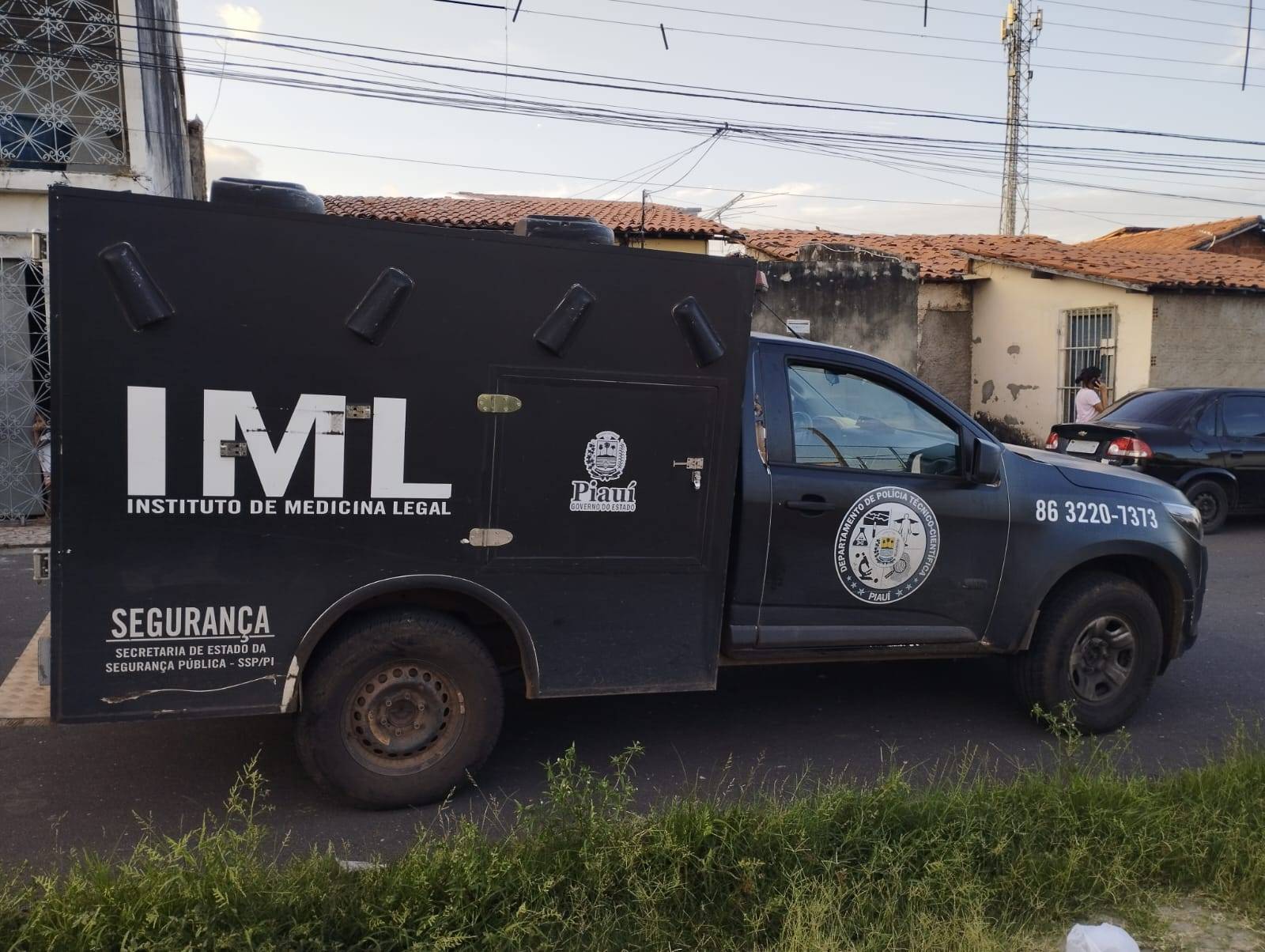 Homem é encontrado morto com as mãos amarradas em terreno baldio em Teresina