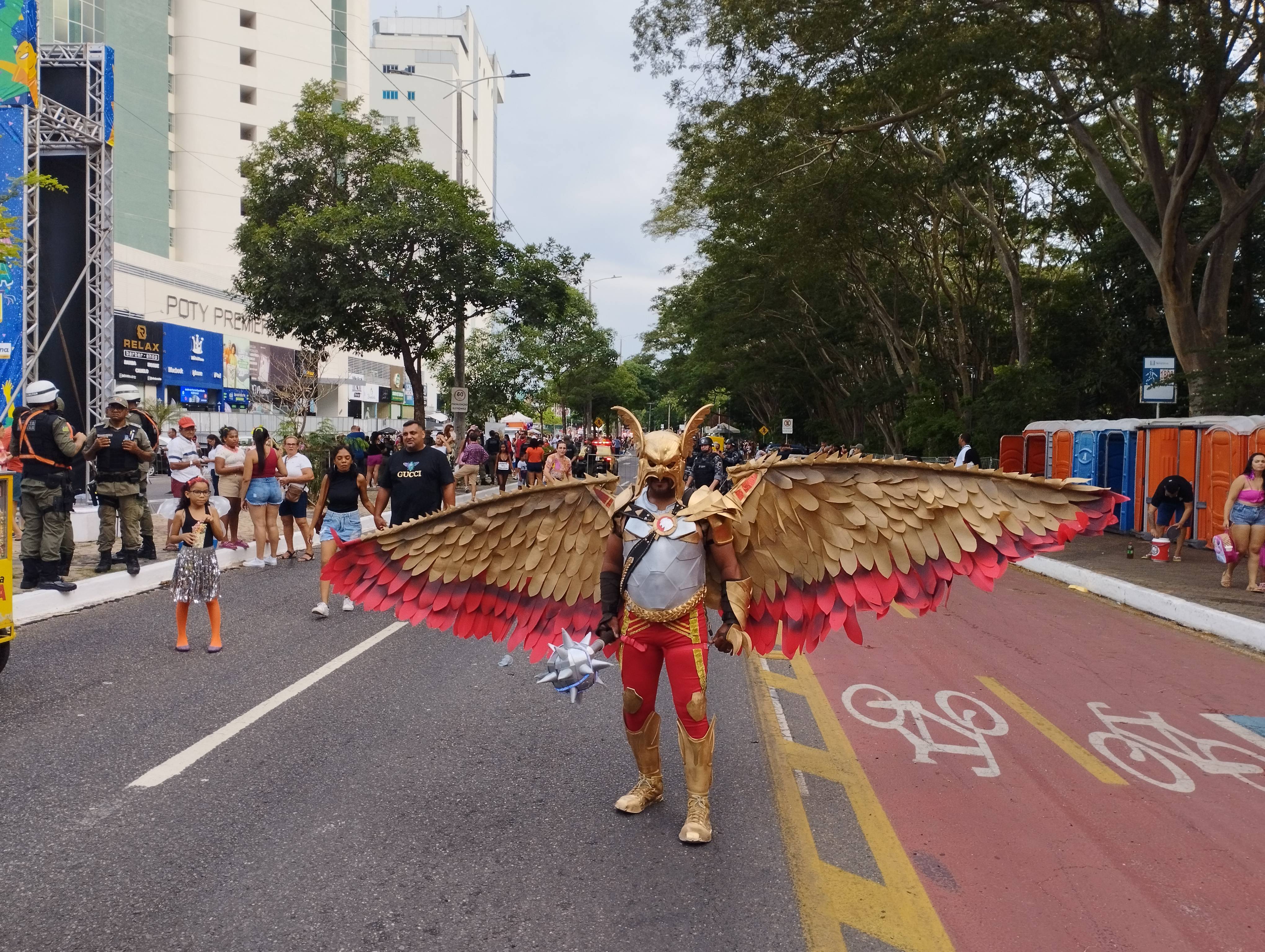 Foliões usam a criatividade e fazem a alegria do Corso com fantasias realistas