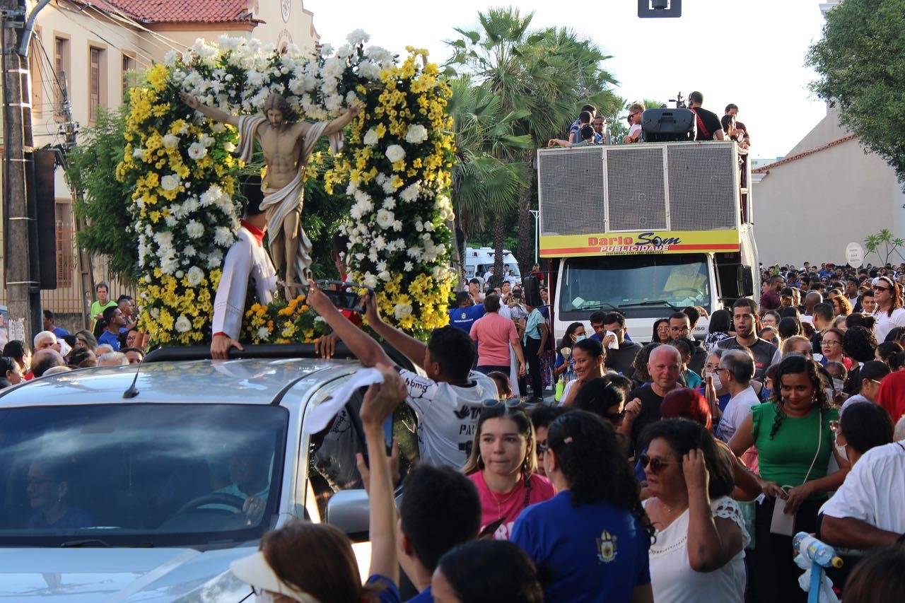 Arquidiocese de Teresina vivencia Domingo de Páscoa com grande procissão luminosa