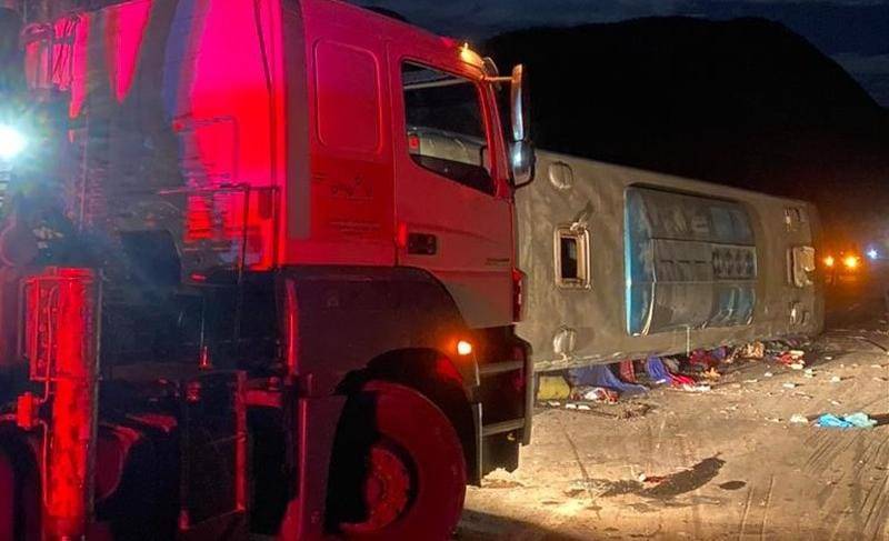 Quatro pessoas morrem e 32 ficam feridas após ônibus capotar em MG