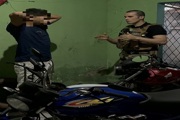 Suspeito é preso com peças de moto e celular irregular