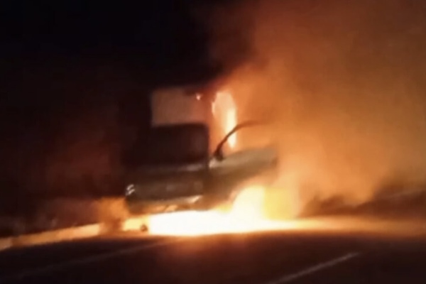 Caminhão de entregas é destruído por incêndio na BR-407, no Sul do Piauí
