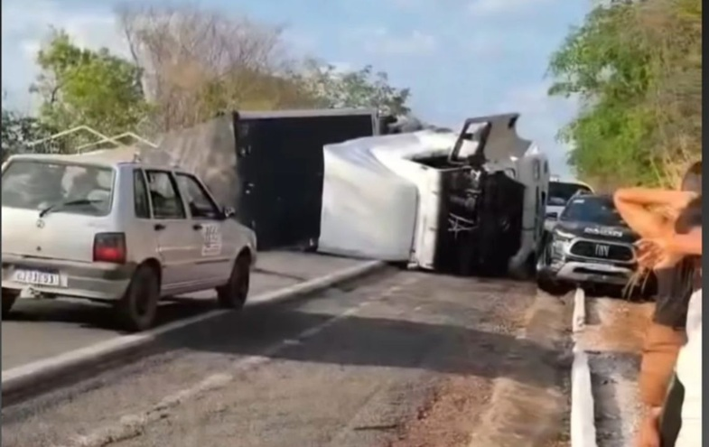Caminhão tomba e bloqueia trânsito por 2 km na BR-343, no Piauí