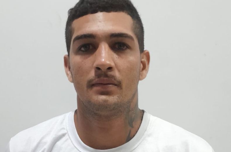 Homem com mandado de prisão por homicídio é preso durante ronda policial